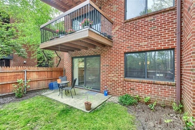 Building Photo - 6 Bronxville Glen Dr