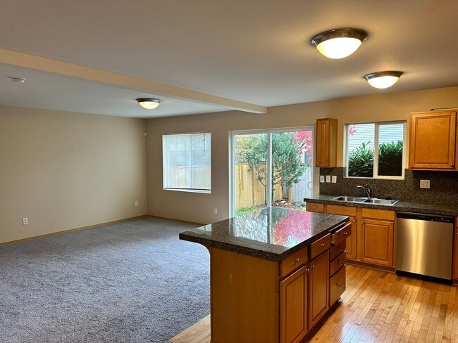 Building Photo - 2Bd/2.5Ba Maple Valley Townhouse
