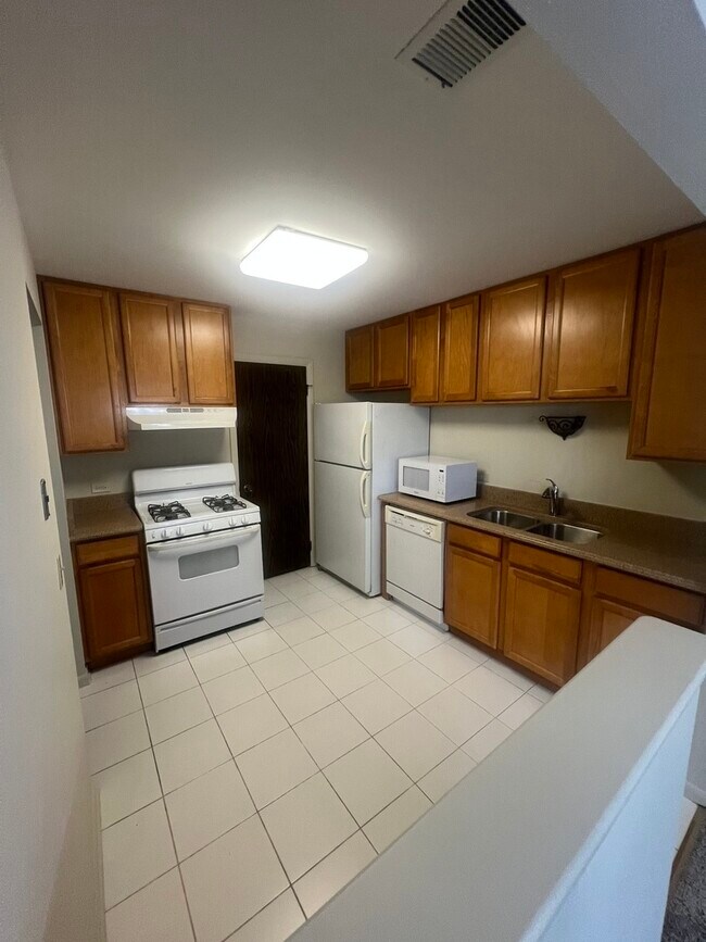 Building Photo - 584 Williamsburg Ct