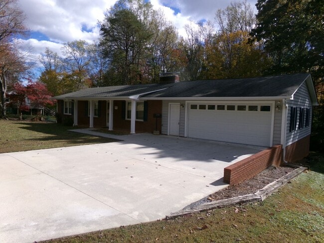Building Photo - Country Living in Town