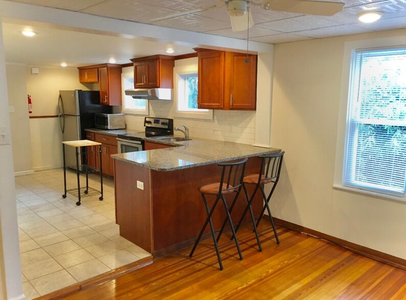 Kitchen with granite countertop - 994 Vine St