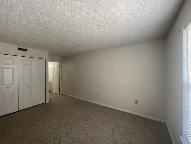Building Photo - 5566 Garden Ridge