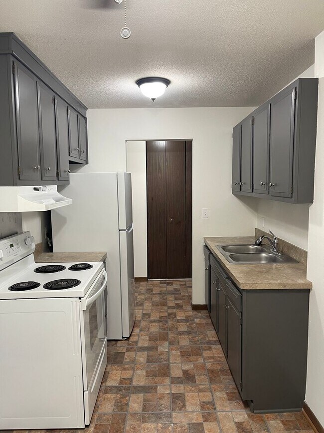 Building Photo - DJ Smith Realty Emerson Ave S