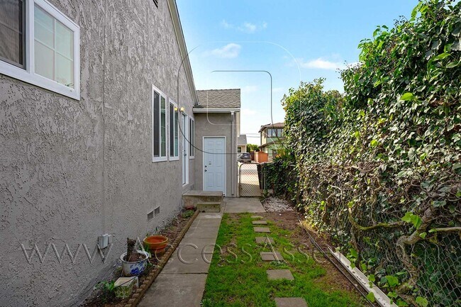 Building Photo - Spacious 4 Bed/2 Bath Home With EV Charger In Torrance!