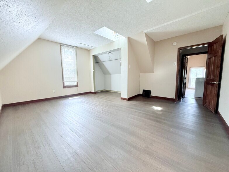 Master Bedroom - 615 W 2nd St