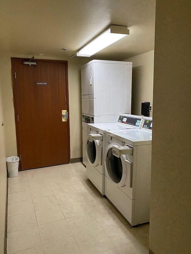 Building Photo - AVAILABLE NOW! Recently remodeled condo on Cherry Creek Trail + Move in Special!