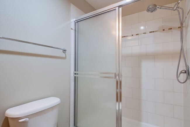 Building Photo - Modern 2 bed / 2 bath Condo in Little Ital...