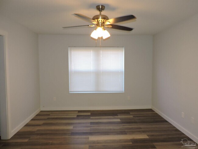 Building Photo - 526 Briarwood Dr