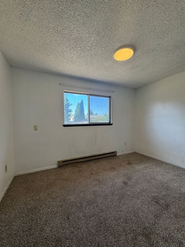 Building Photo - PET FRIENDLY 4 Bedroom 2 Bath