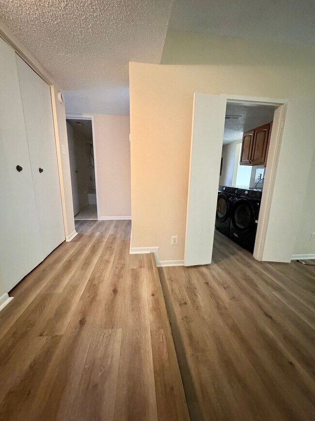 Building Photo - Bright And Cozy 2 Bed 1 Bath Condo With Pa...
