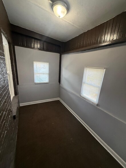 Building Photo - 650 N Lamon Ave