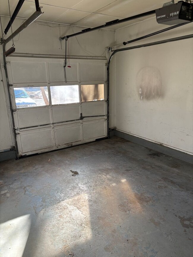 Building Photo - Three Bedroom One bathroom home for Rent