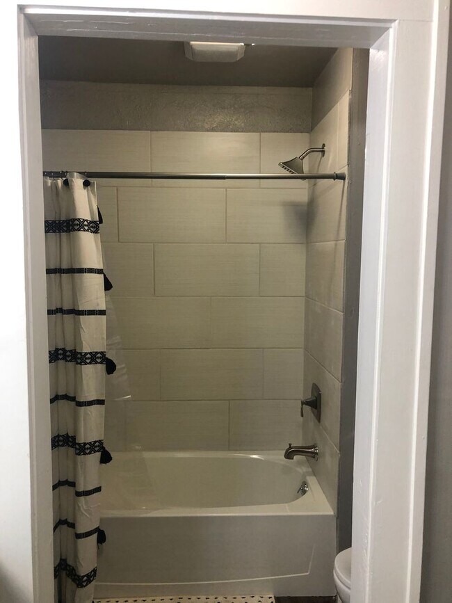 Building Photo - 1406 N Rosedale Ave