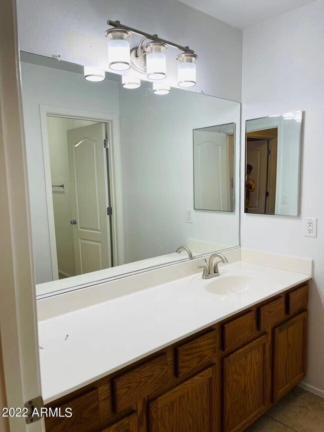 Building Photo - 1704 S Falcon Dr