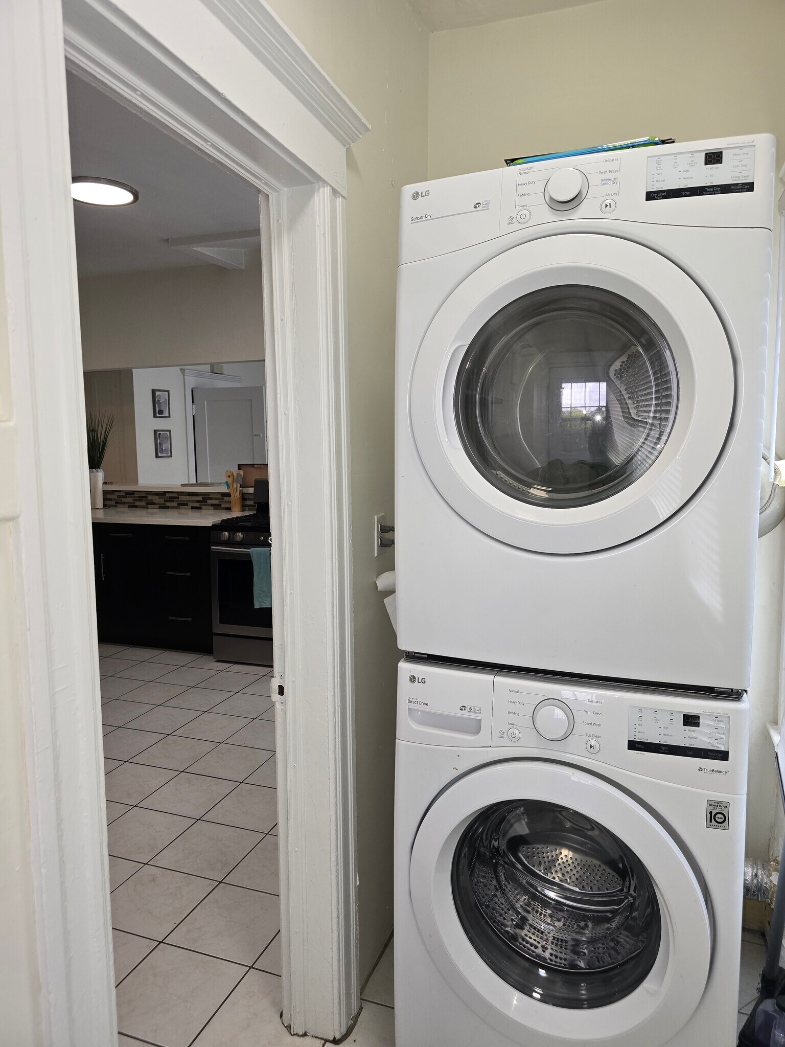 Laundry Room - 2111 6th Ave