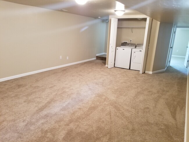 Building Photo - Spacious & Updated 3 bedrooms +large rec room 2 baths, landscaped