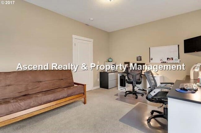 Building Photo - **Move In Special** Heart of Hillsboro HiTech 3 Bed Townhome Attached Garage 1 Small Pet w/Pet Rent