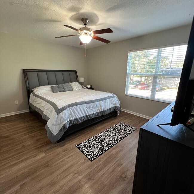 Master Room - 4252 Adirolf Rd