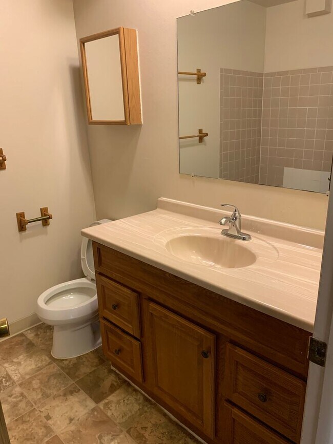 Building Photo - 3 Bed, 1.5 Bath Duplex in Central Fort Collins!