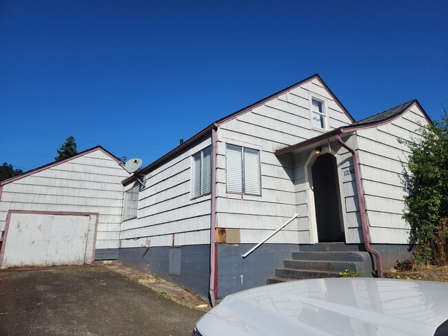 Building Photo - 4 Bedroom 1 Bath House