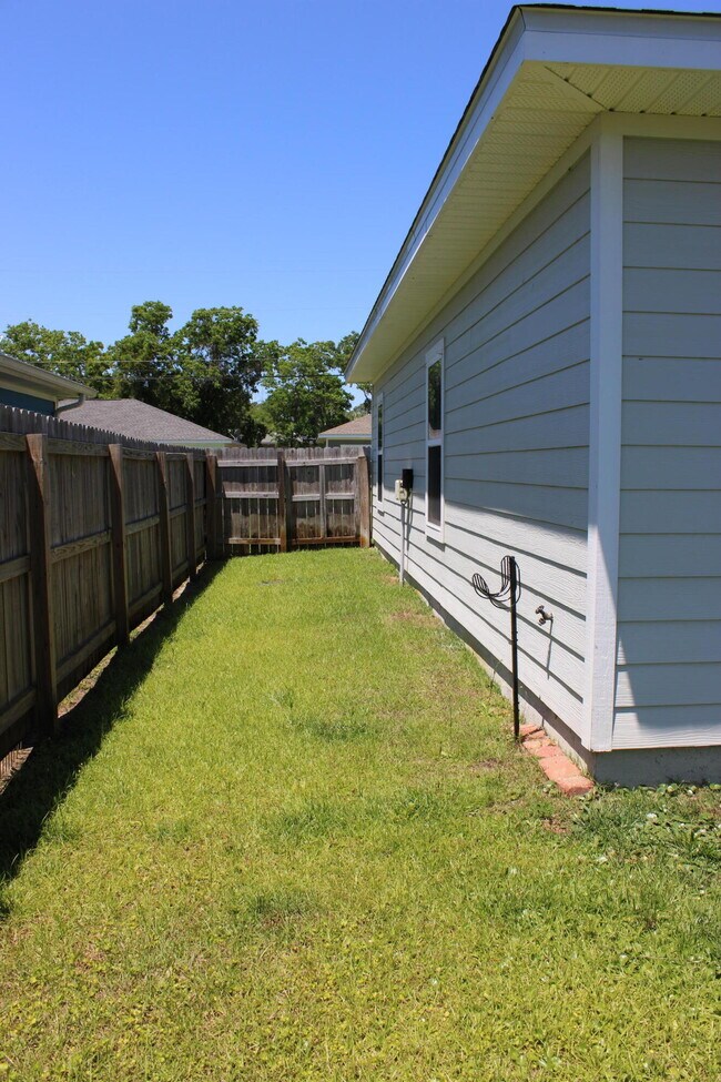 Building Photo - 2164 Wind Trace Rd N