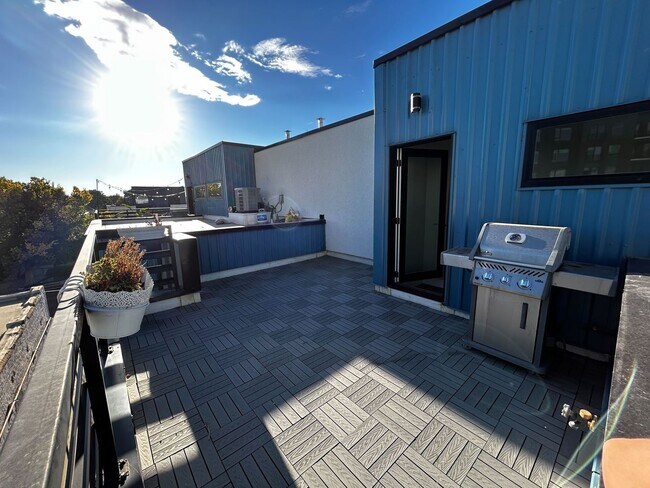 Building Photo - New 2BR/2BA Townhouse In RiNo!!!!!!