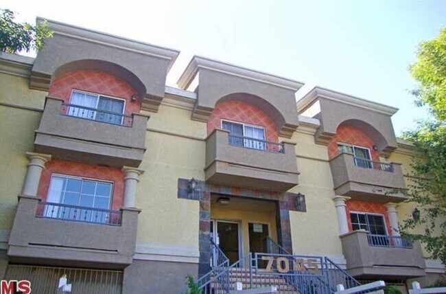 Building Photo - Beautiful 2 Bed/2 Bath with Hardwood Floors, Central Air Conditioning, Stainless Steel Appliances...