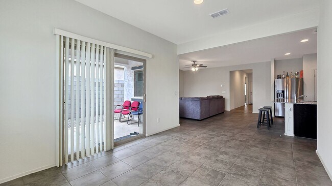 Building Photo - Like new home! Pristine condition!