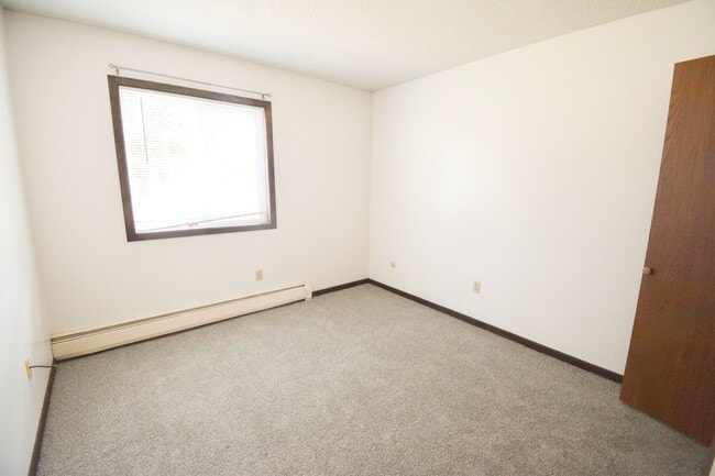 Building Photo - Main floor 2br condo steps from the Dougla...