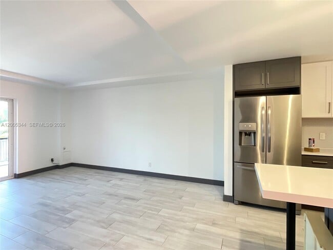 Building Photo - 660 Tennis Club Dr