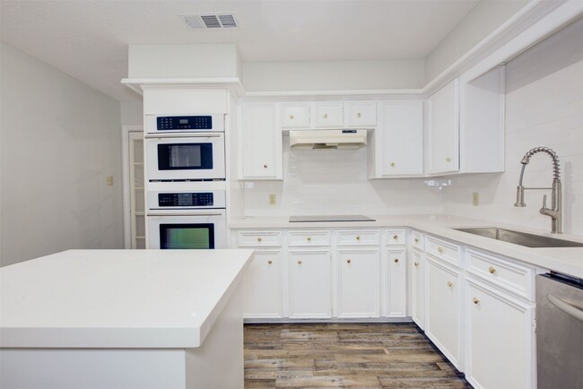 Building Photo - 1402 Forest Home Dr