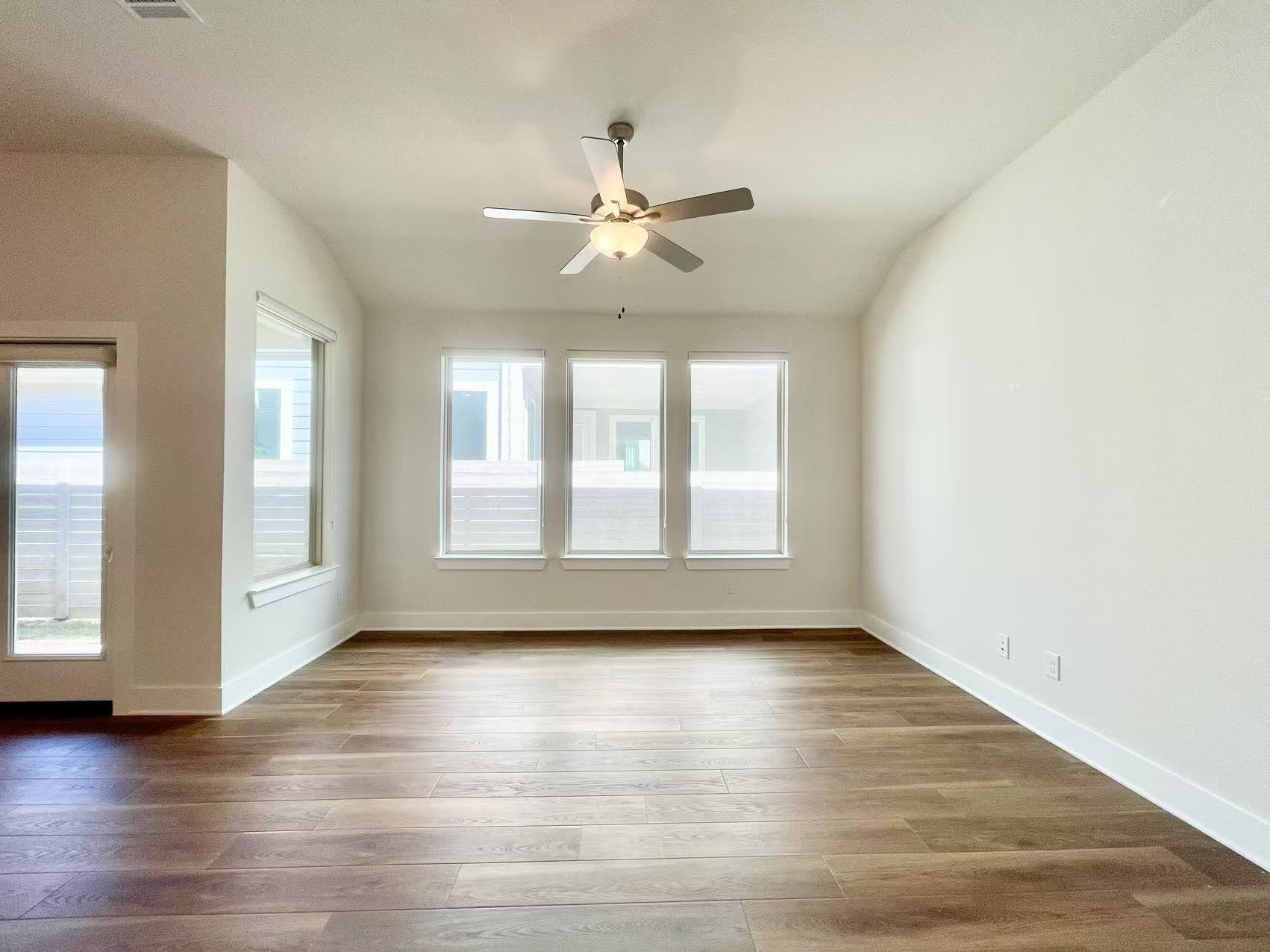 Building Photo - 3320 Eddington Dr