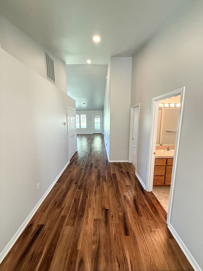 Building Photo - 3 bedroom, 2 bath home on Harbor Links Golf Course