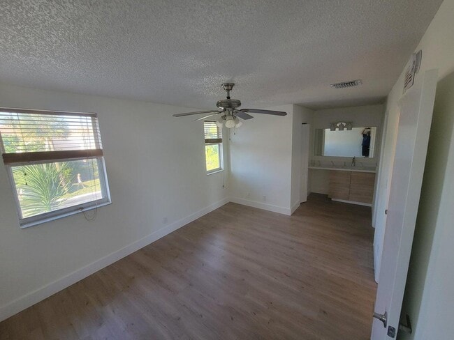 Building Photo - 886 Crystal Lake Dr