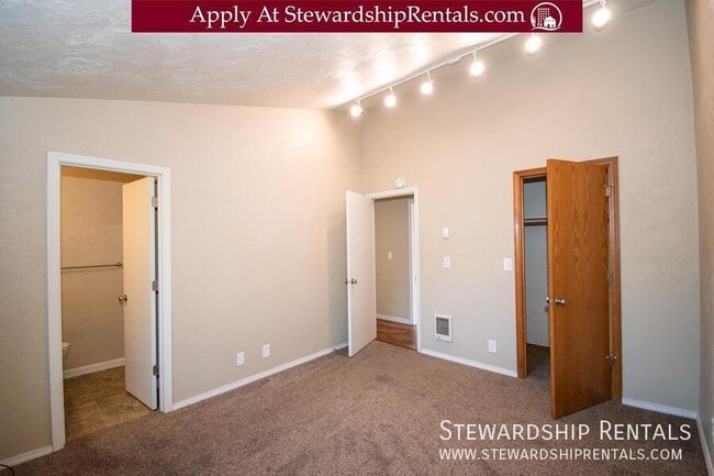 Building Photo - 5051 Forsythia St