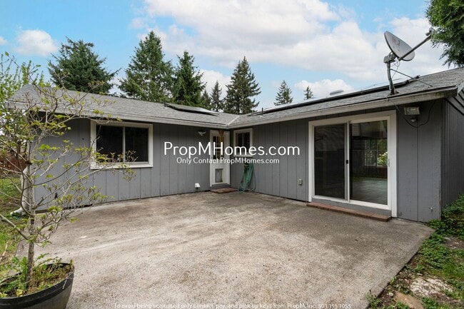 Building Photo - Three Bedroom Escape in Oregon City!