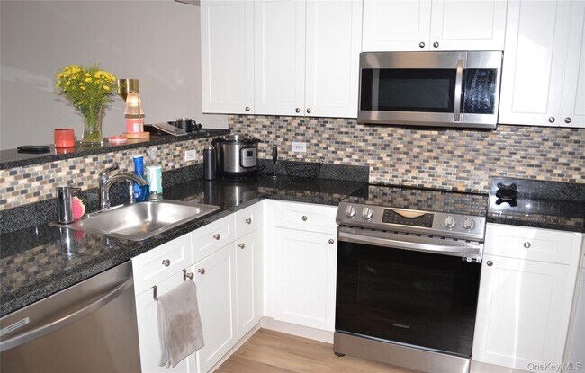 Building Photo - 300 Mamaroneck Ave