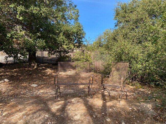 Building Photo - Private Courtyard Entry & Expansive Backyard Oasis