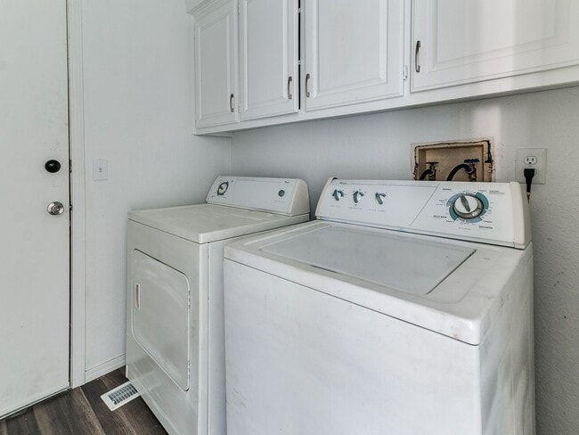Building Photo - Beautiful 4 bedroom in South Tulsa and Union School District