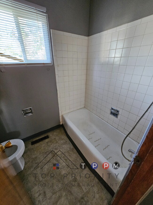 Building Photo - 1 Bedroom | 1 Bathroom Unit in Waterloo Av...