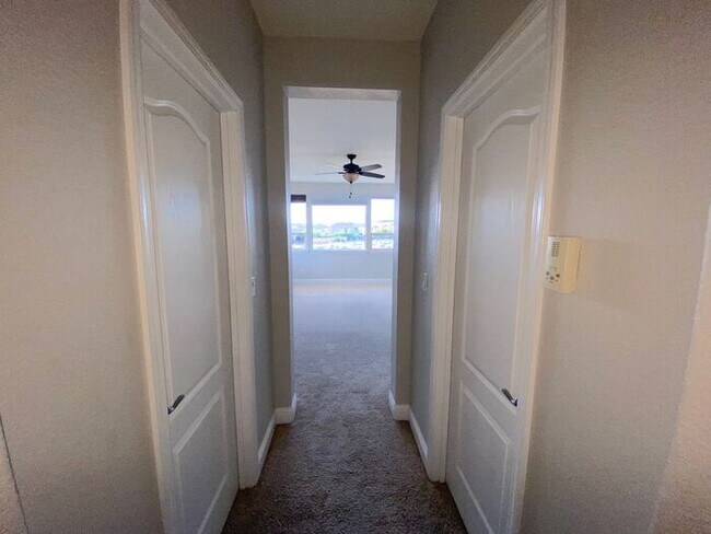 Building Photo - Top of the Hill - Gorgeous 5 Bedroom 3 Bat...