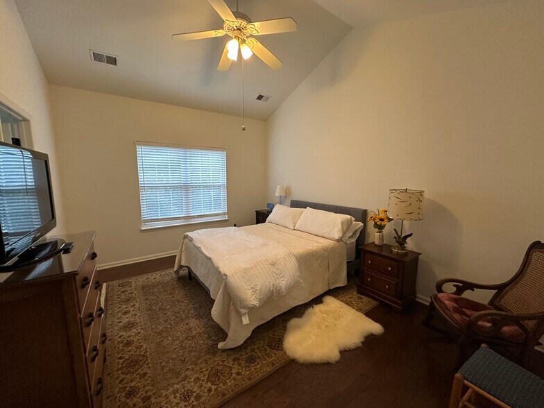 large principal bedroom with walk-in closet - 3201 Gulfstream Ct