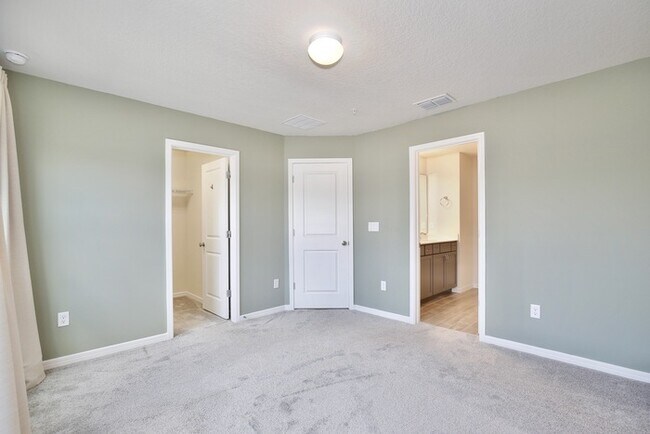 Building Photo - Beautiful 3/2.5 Modern Townhome with a Pri...