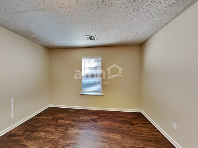 Building Photo - 1401 Buckingham Pl