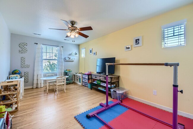 Building Photo - Beautiful 4 Bedroom Home with Stunning Vie...