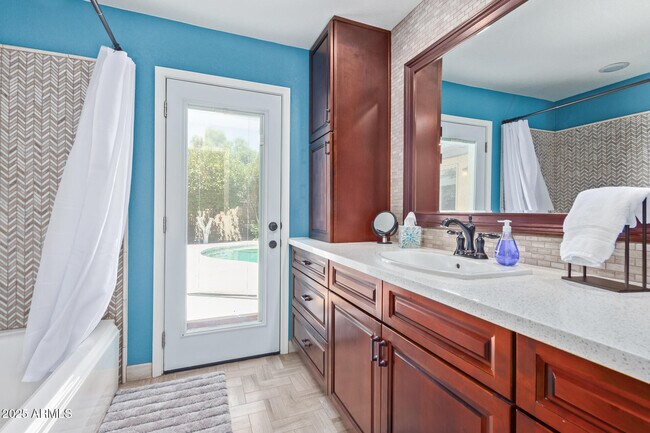 Building Photo - 2118 E Pebble Beach Dr