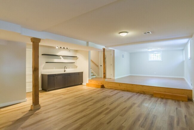 Building Photo - 6bd/3.75ba Seattle Home