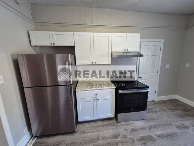 Building Photo - 132 Evergreen Ave