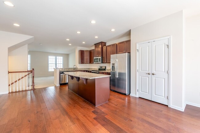 Building Photo - 121 Parkway Ct