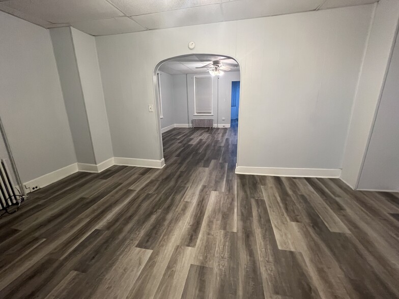 Nice Dining Room - 167 E Derry Rd